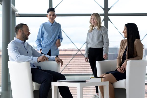Mitarbeiterinnen und Mitarbeiter bei einer Besprechung